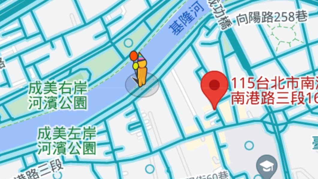 隨著Google Map成立15週年,他們在地圖當中的街景服務小人也穿上了生日裝。(圖/翻攝自Google Map)