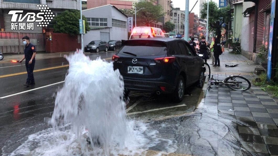 酒駕男撞斷消防栓　路邊驚見小噴泉