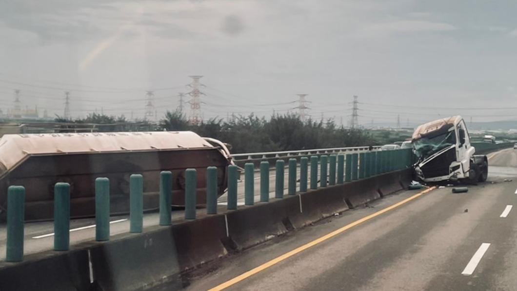 台61縣彰化伸港段化學槽車頭身分離。(圖/翻攝自記者爆料網)