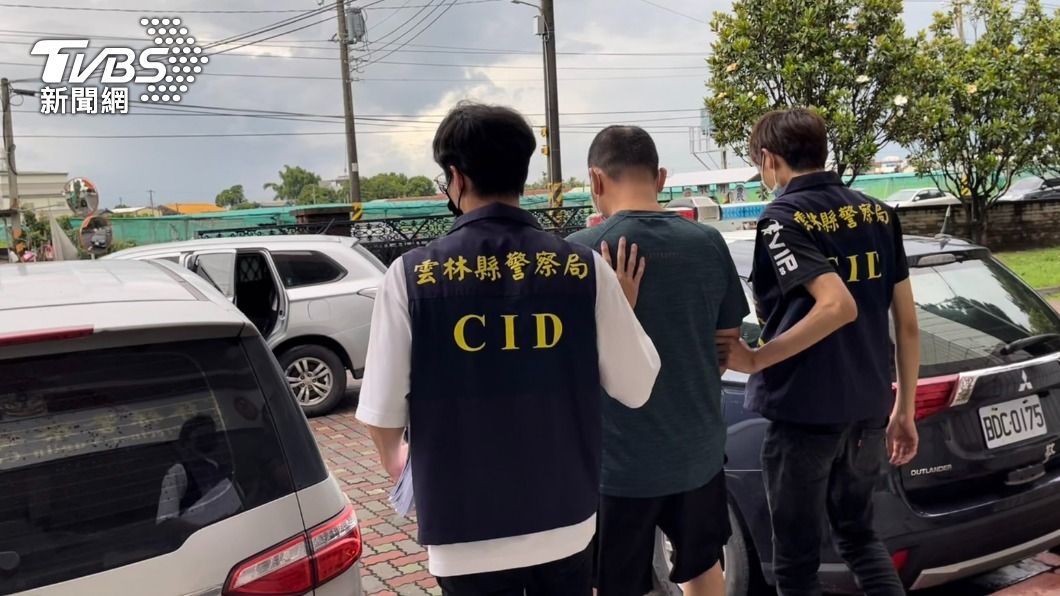 警方拘提共犯到案。(圖/TVBS)