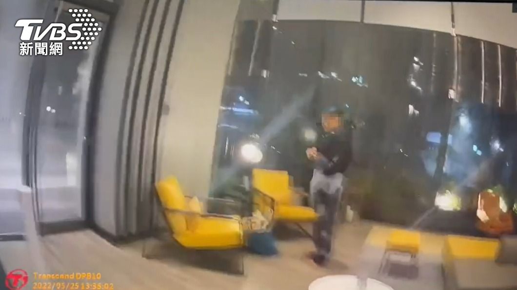 未戴口罩的林男在飯店內逗留。(圖/TVBS)