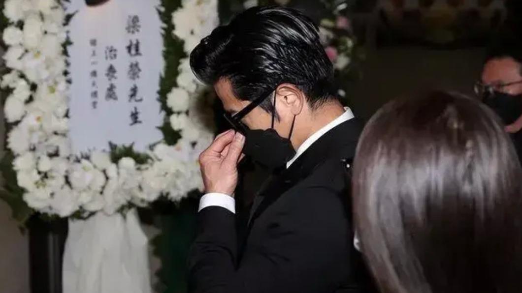 郭富城一身黑現身告別式、神情哀戚。(圖/翻攝自筷說魚樂微博)