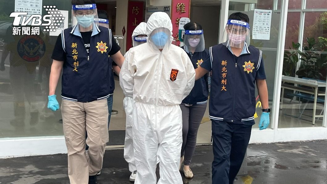 曾男與女友雙雙確診,警方移送時全副武裝。(圖/TVBS)