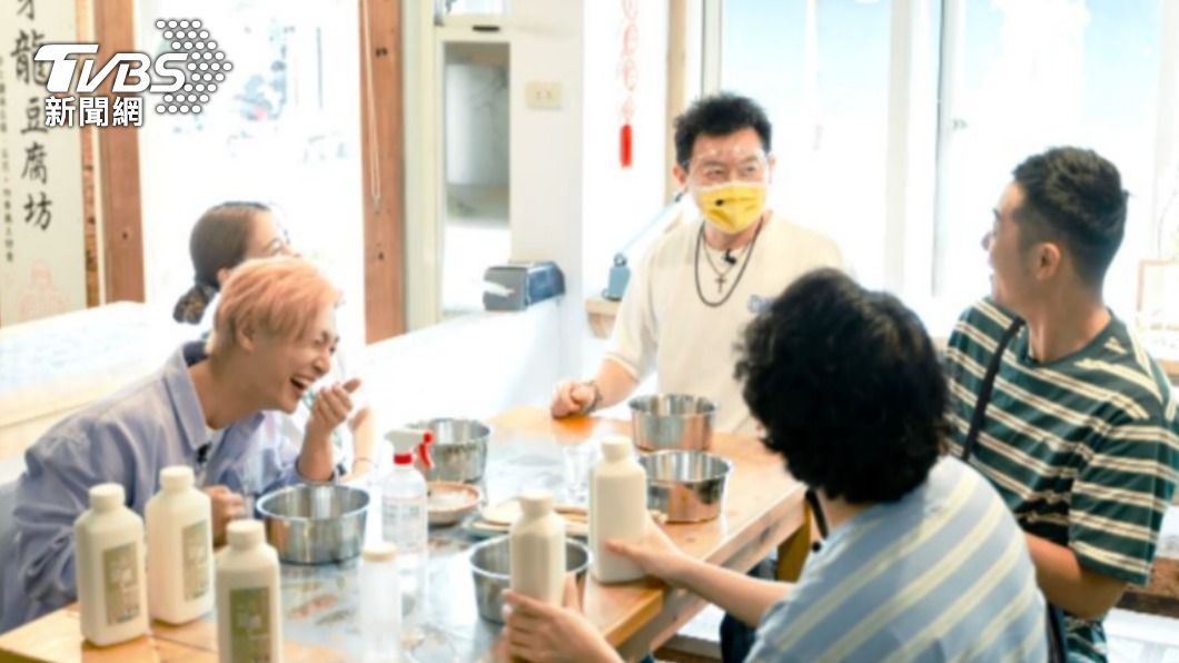 5人主持群一起學習做豆腐。(圖/TVBS)