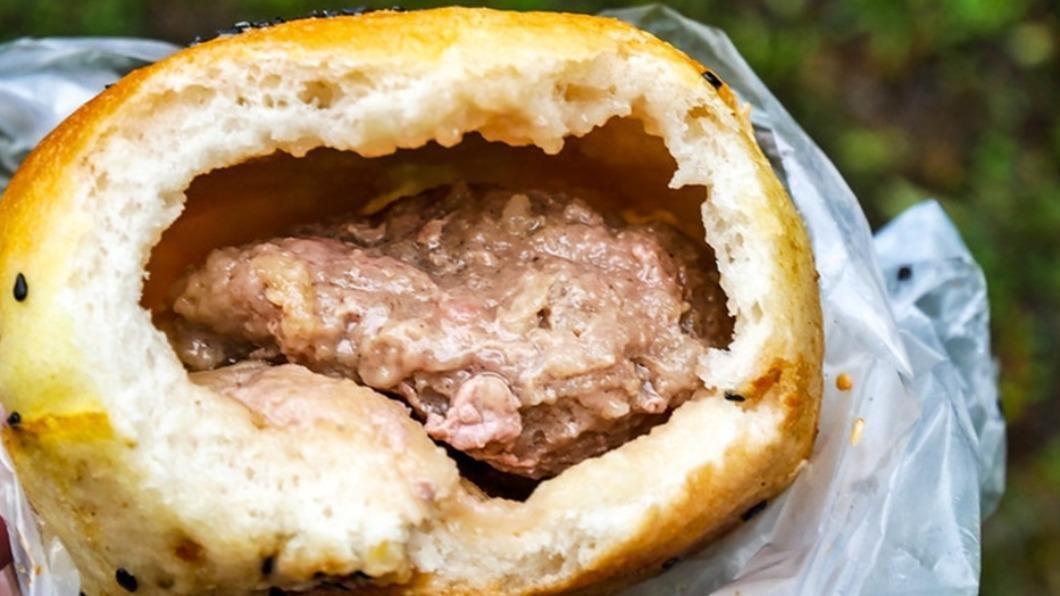 「烤豬肉餡餅」相當大一顆。(圖/鄉民食堂提供)