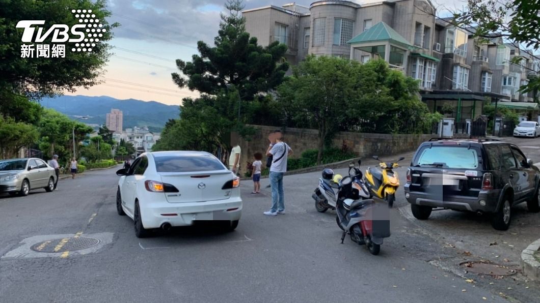 奧運國手陳進龍騎乘單車時在該路口與小轎車發生事故。(圖/TVBS)