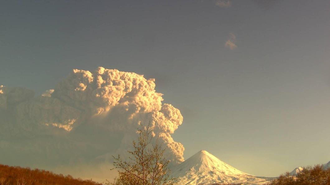 俄羅斯堪察加半島火山大噴發 噴煙竄升15公里高