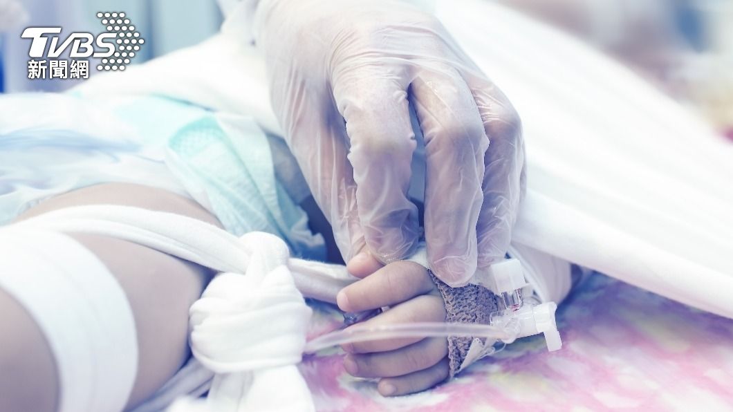 爸保護1歲兒戴口罩打球 專家:「這樣做」防童腦炎重症