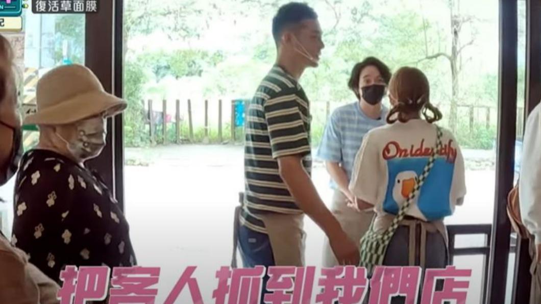 鬼鬼到隔壁餐廳抓客人到自家豆花店消費,讓楊銘威笑翻。(圖/翻攝自《來吧!營業中》節目片段)