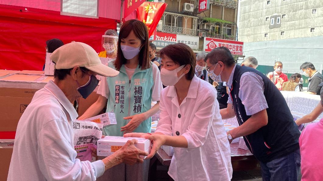 黃珊珊今天前往松山霞海城隍廟,參與發放快篩試劑活動。(圖/黃珊珊辦公室提供)