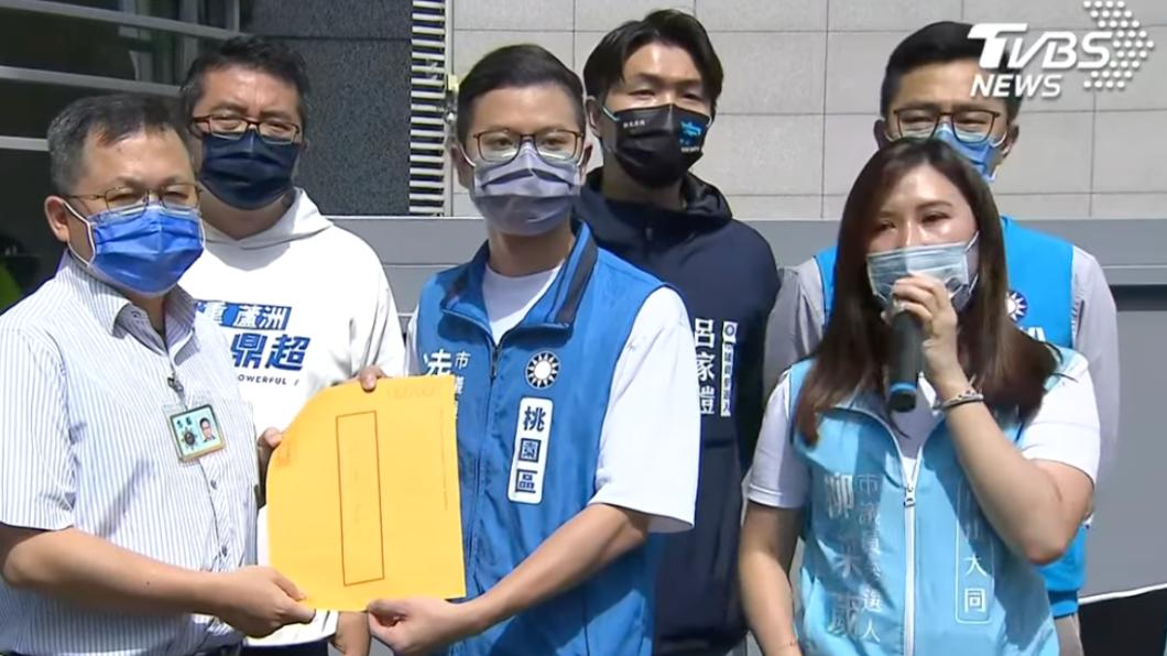 為聲援郭彥均，藍營議員新秀們到刑事警察局「投案」（圖／TVBS）