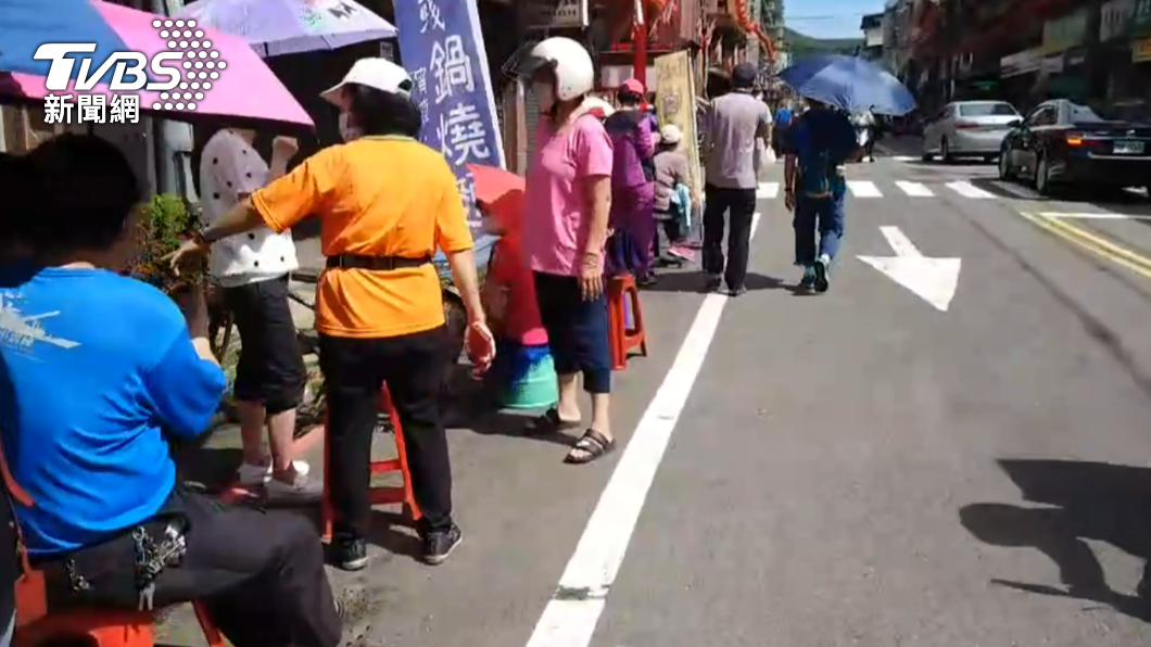 基隆七堵慶濟宮發2千份免費快篩 民眾頂烈日大排長龍