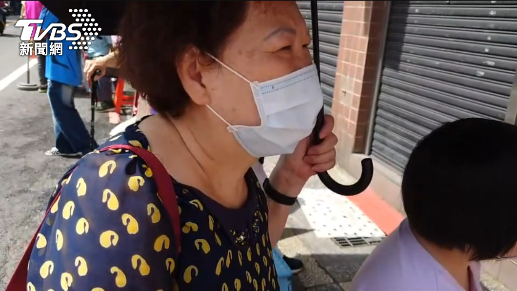 阿媽與孫女在烈日下排快篩。（圖／TVBS）