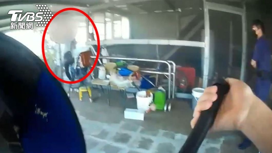男點燃汽油數到10朝員警身上丟!驚險對峙畫面曝 警急開槍