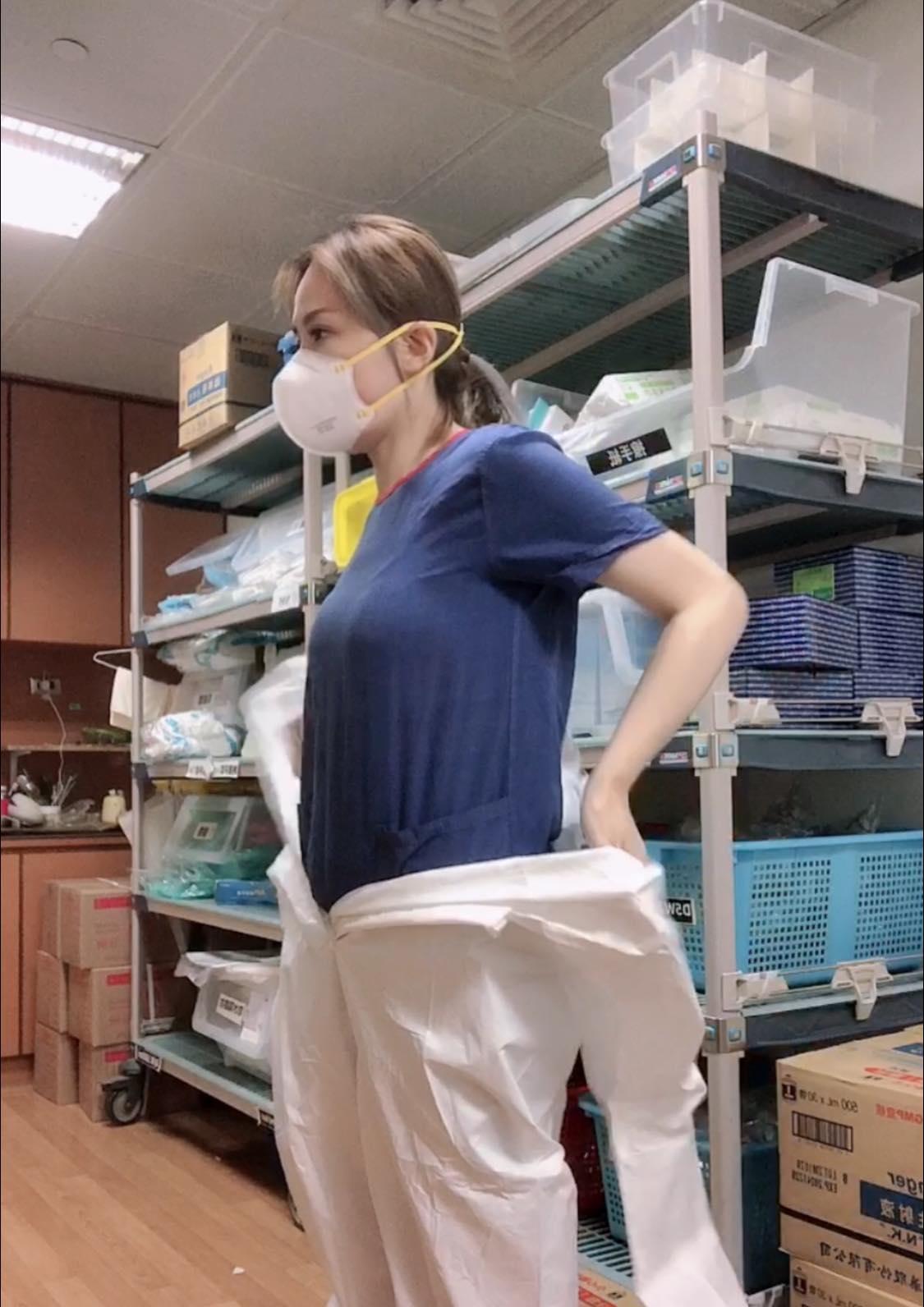 為了不接觸確診病患的病菌,醫護都需要穿上兔寶寶裝。(圖/翻攝自「林婷一下吧 icu護理師」粉專)