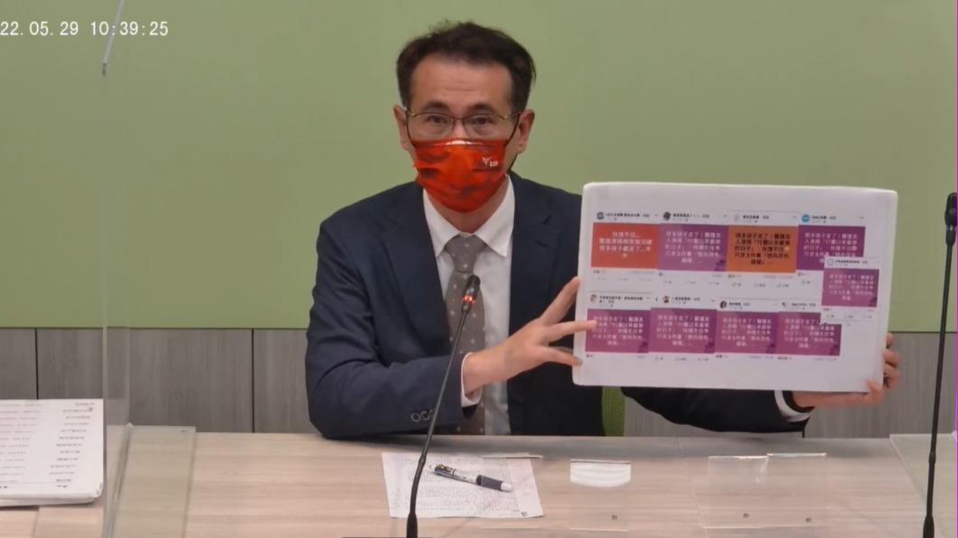 藍聲援郭彥均集體投案 綠反批以疫謀亂:鬧完醫護鬧警察
