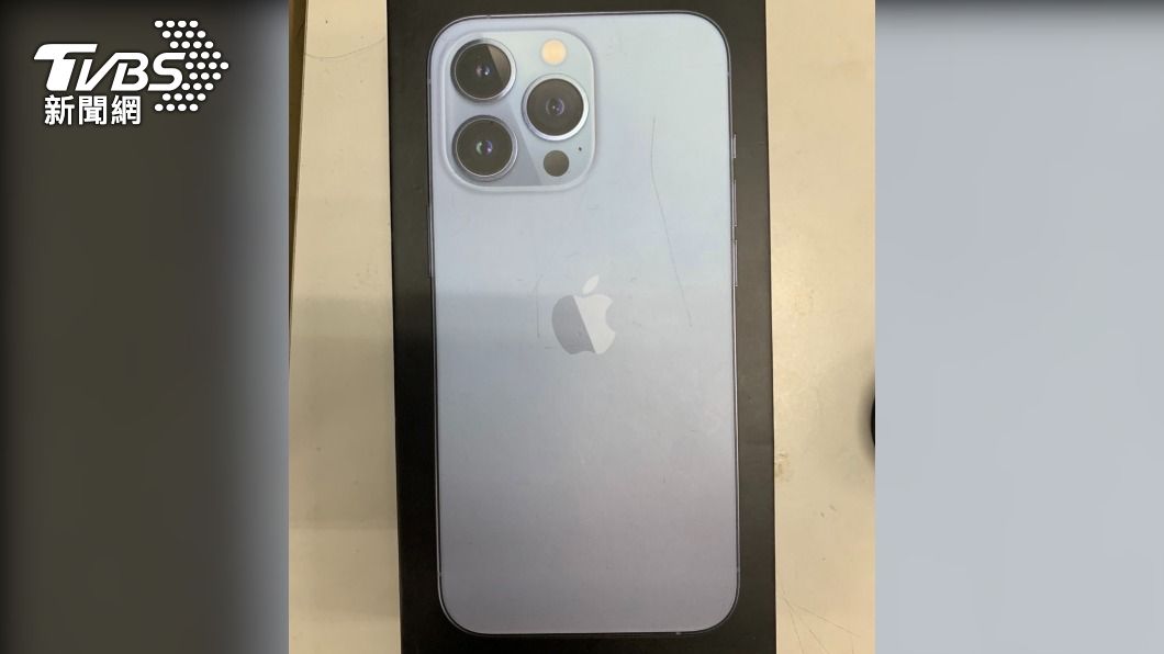工程師身上沒有現金,僅交出機車鑰匙和iPhone11手機。(圖/TVBS)