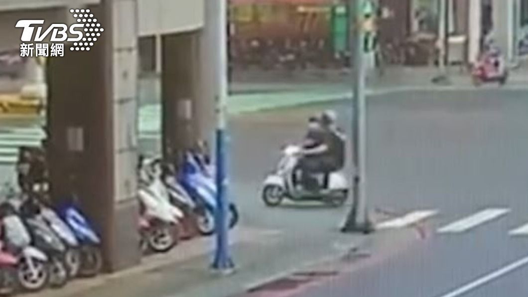 兩名嫌犯騎車前往現場犯案。(圖/TVBS)