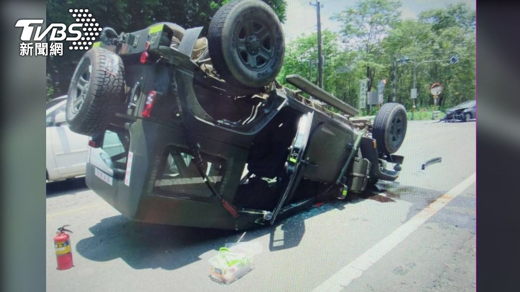 屏東333旅軍車遭民車撞翻　駕駛腦震盪、撞擊畫面曝