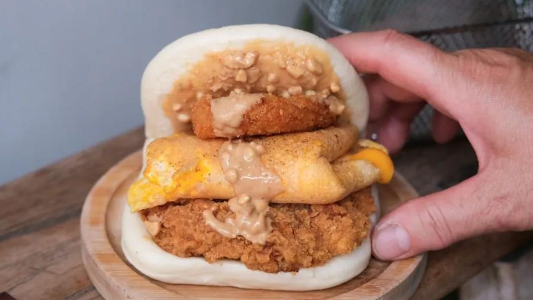 巨無霸刈包用料相當實在。（圖／肉依小姐吃什麼提供）