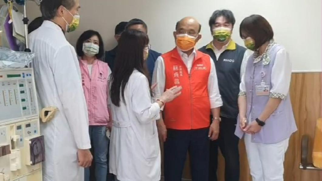 行政院長蘇貞昌與醫福會執行長王必勝等人視察部立台中醫院。(圖/行政院提供)