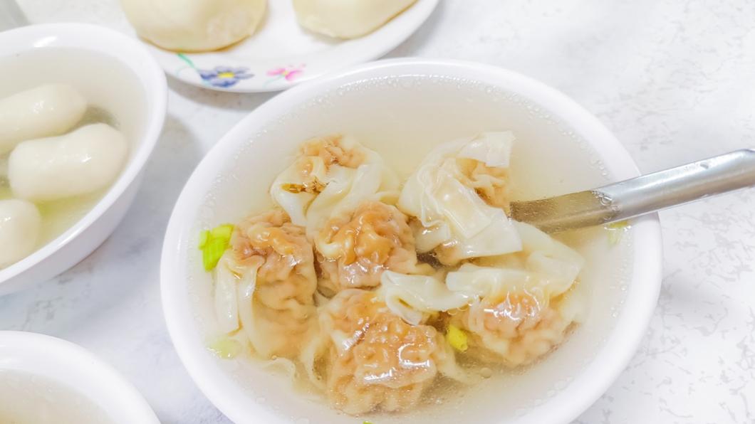 餛飩湯一碗6顆份量十足。（圖／小佳的幻想世界提供）