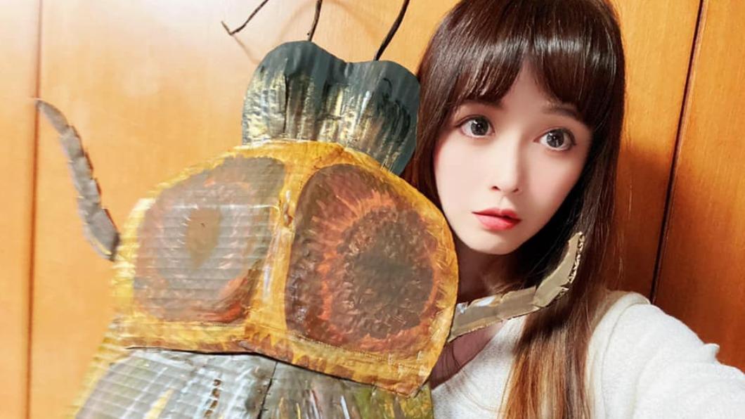 馮媛甄製作蟑螂裝。(圖/翻攝自馮媛甄臉書)