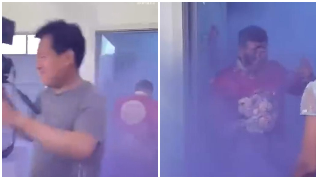 攝影師也受不了衝了出來最慘的是新郎臉都被燻黑了。(圖/翻攝自微博)