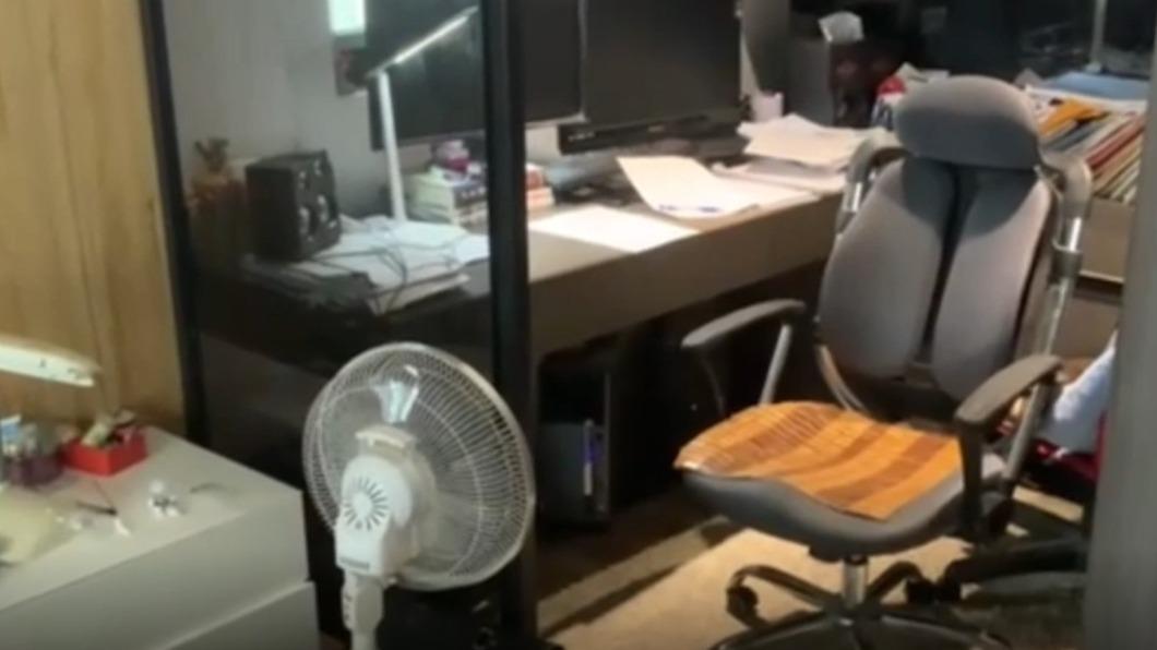 柯文哲在隔離期間召開防疫記者會,就是在臥室內旁邊的辦公區域。(圖/北市府提供)