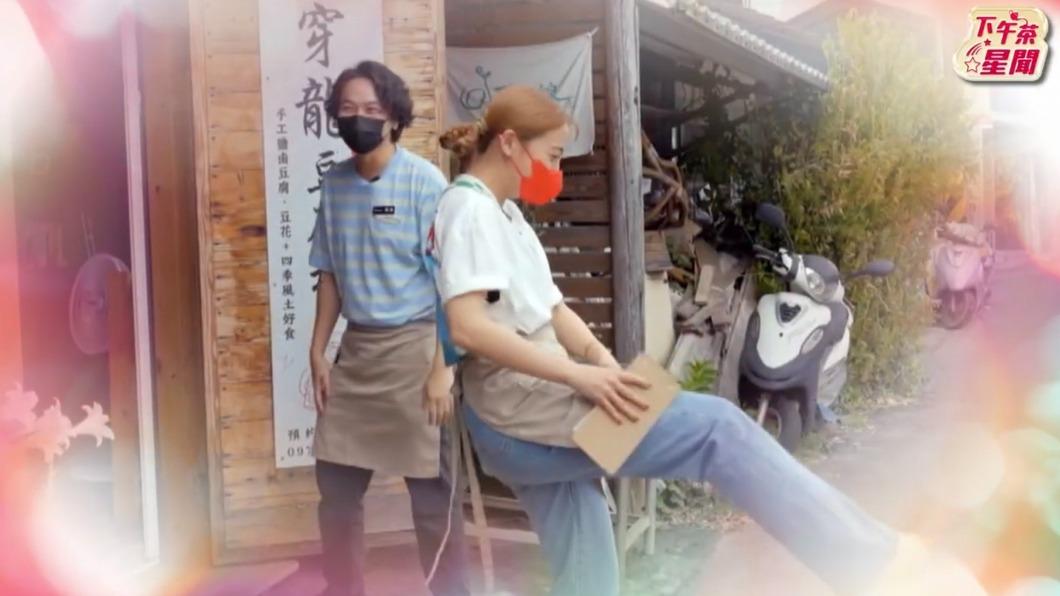 鬼鬼使出露腿攻勢吸客，逗笑楊銘威。（圖／翻攝《來吧！營業中》）
