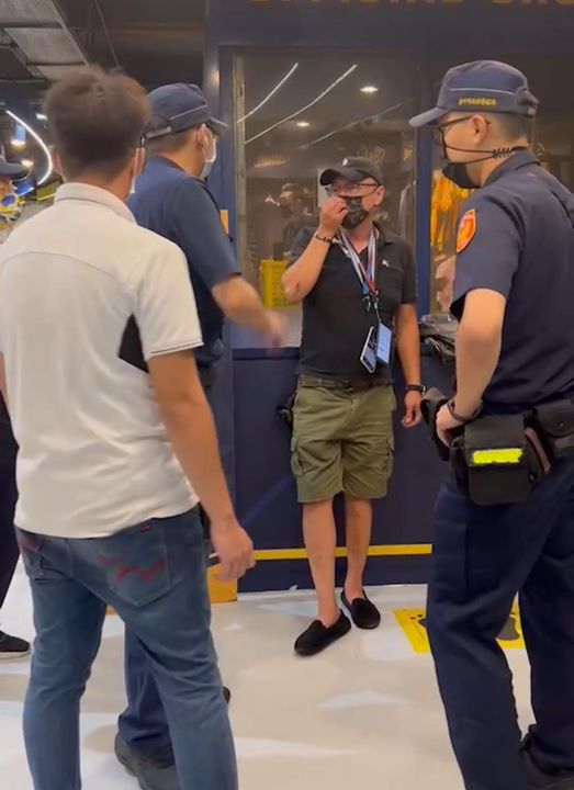 圖中不理性球迷遭聯盟場務與警察嚴正關切。(圖/翻攝自蔡其昌臉書)