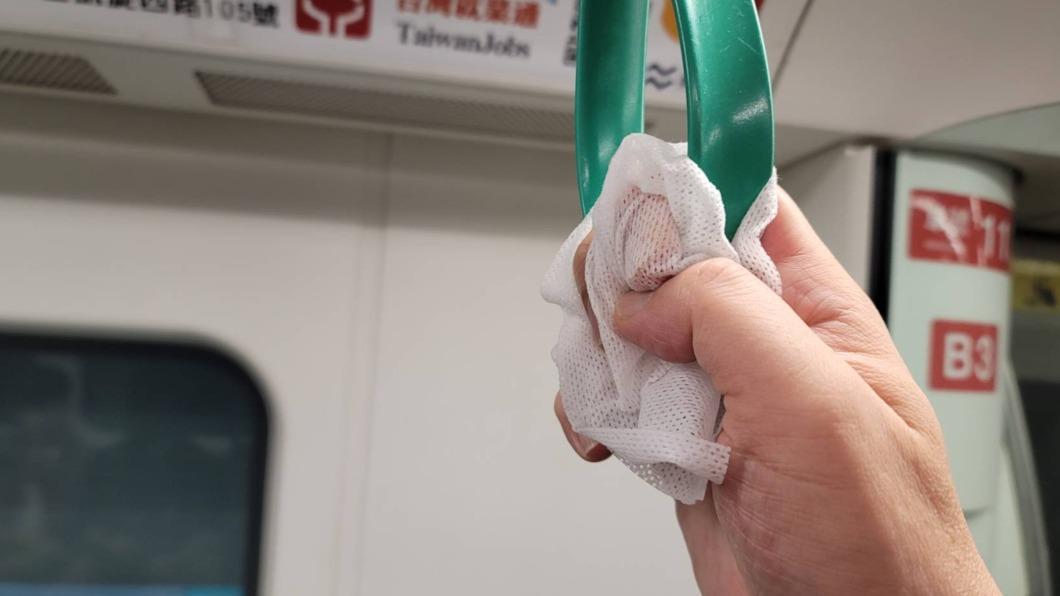許秉毅醫師外出時會拿「酒精擦」握公車、捷運手把。（圖／翻攝「吃病」臉書）
