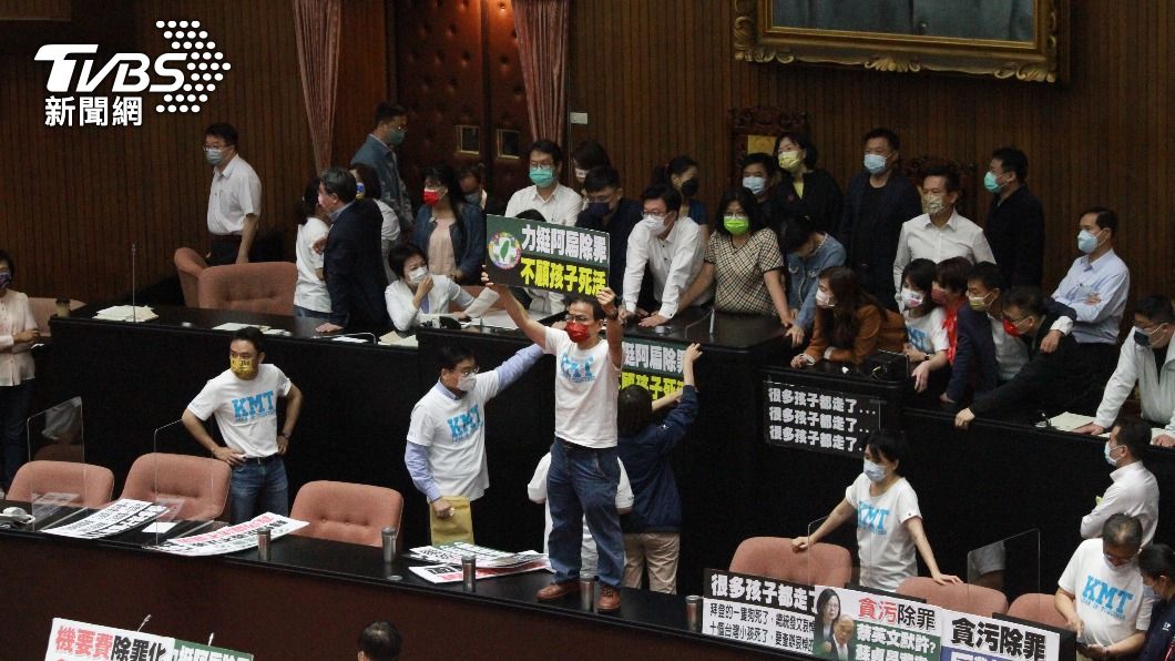 民進黨團稍早搶回主席台,但僵局仍在持續中。(圖/TVBS)