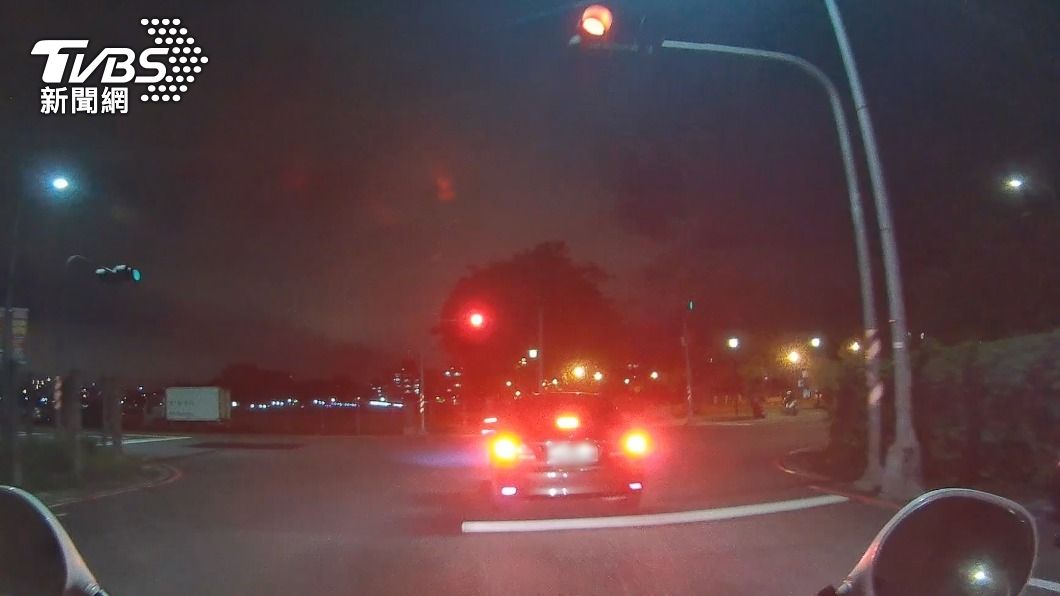 林男轎車不斷往前滑行。（圖／TVBS）