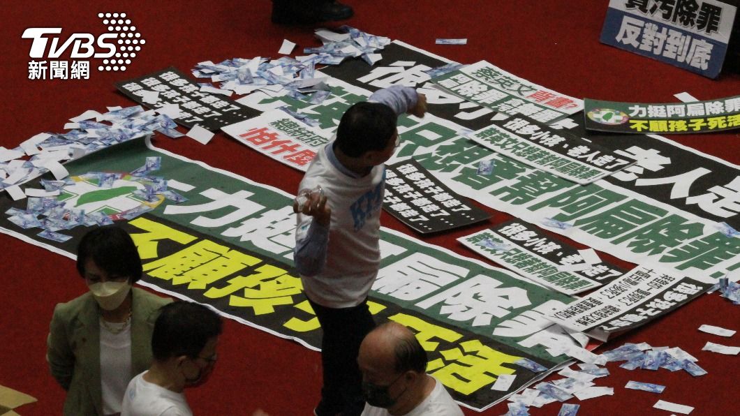 國務機要費除罪化爆衝突,國民黨立委憤而朝向主席台丟擲杯水。(圖/TVBS)