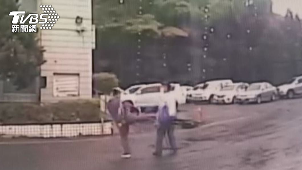 吳姓員警在營區內停車場堵人。(圖/民眾提供)