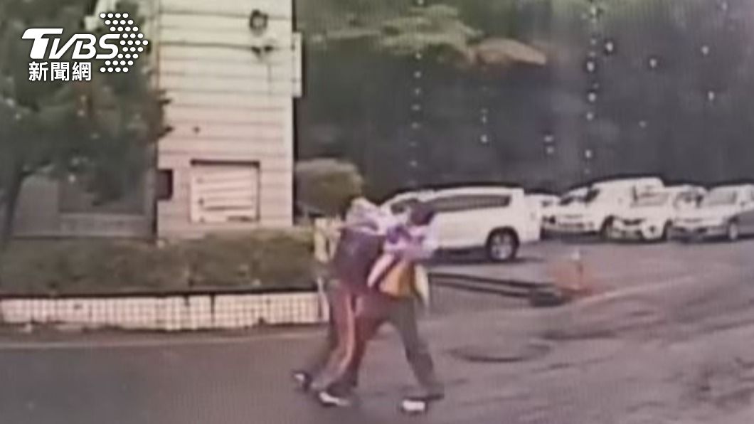 雙方扭打,蔡姓員警事後左腿脛骨斷裂。(圖/民眾提供)