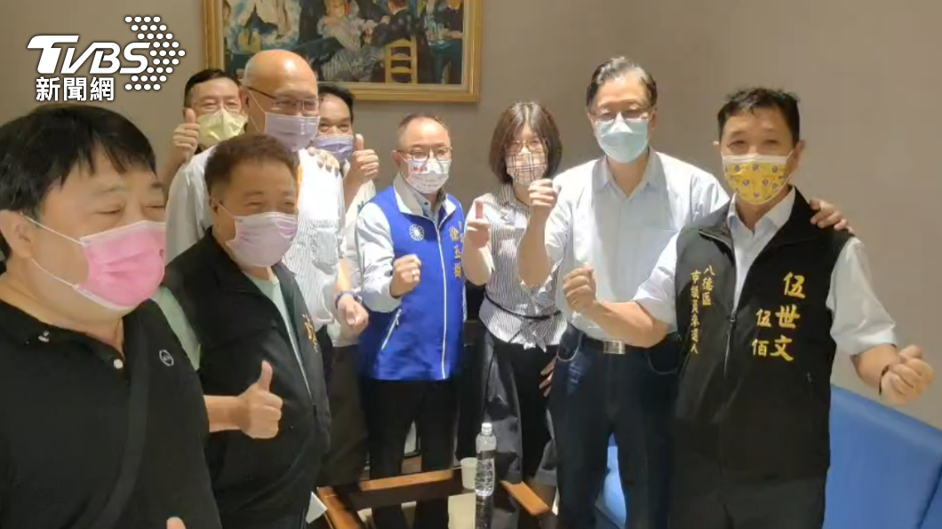張善政在桃園龍潭拜會基層與老朋友。（圖／TVBS）