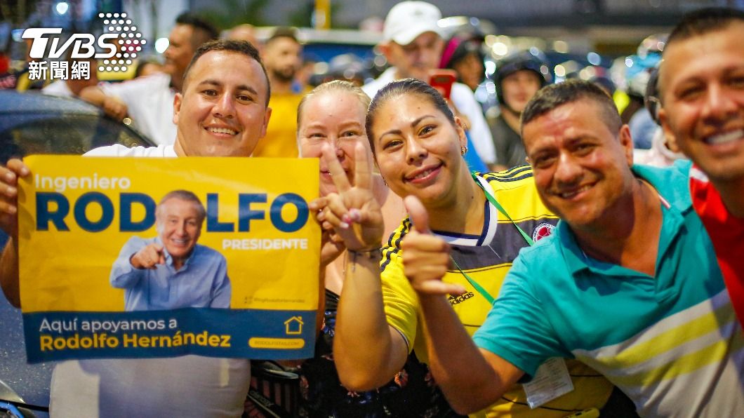 支持者拿著商人賀南德茲(Rodolfo Hernandez)的競選海報。(圖/達志影像美聯社)