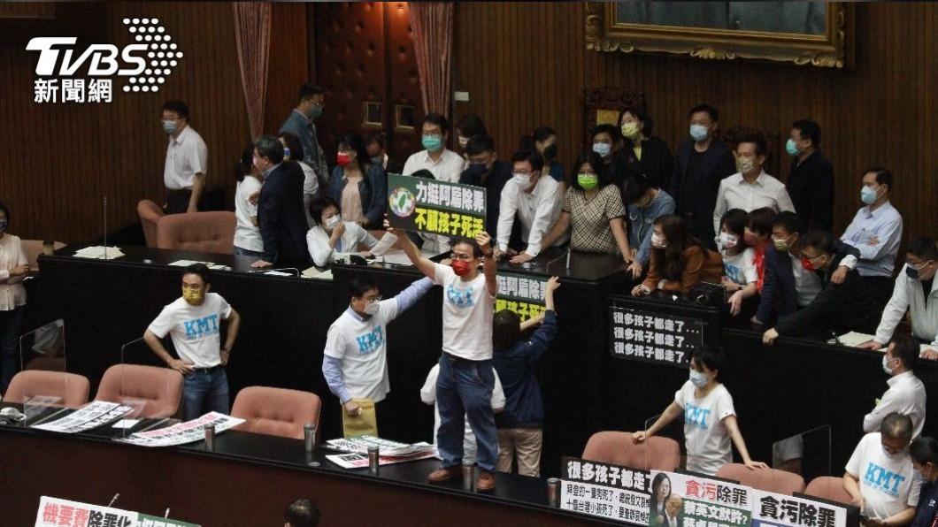 民進黨團稍早搶回主席台。(圖/TVBS)