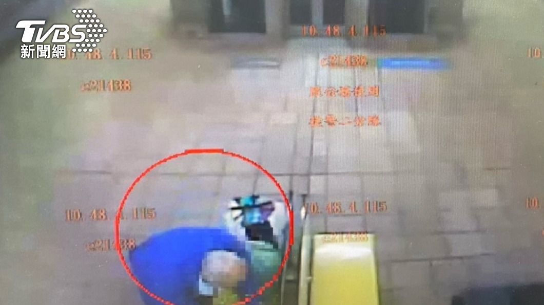 等捷運時「閉目念佛經」!賊見她太認真 竟趁機靠近偷包