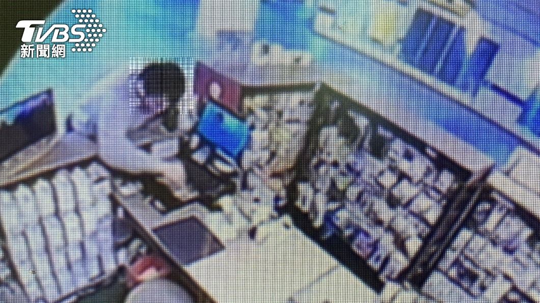 竊賊直接打開收銀機。（圖／TVBS）