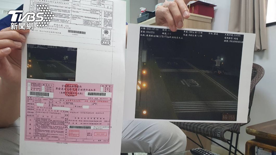 宜蘭縣警局提供被檢舉人收到的罰單(圖左)與原始檢舉照片(圖右)。(圖/TVBS)