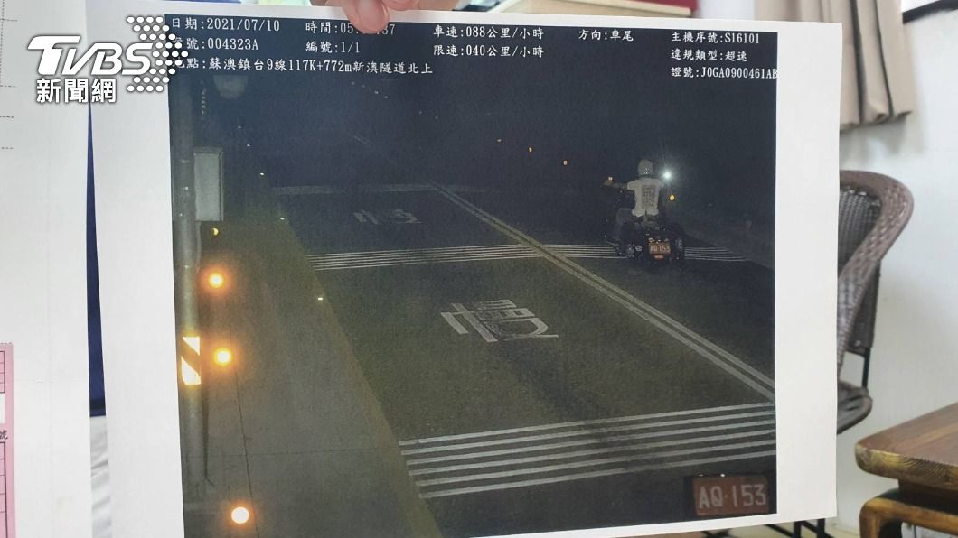 取締照片黑壓壓看不清車牌仍挨罰 警局秀原始清晰照指「列印才糊」