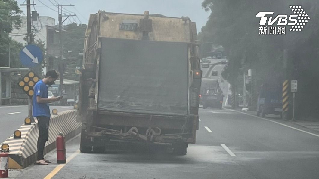 聖約翰大學旁垃圾車起火!車輪行駛中爆胎「摩擦竄濃煙」
