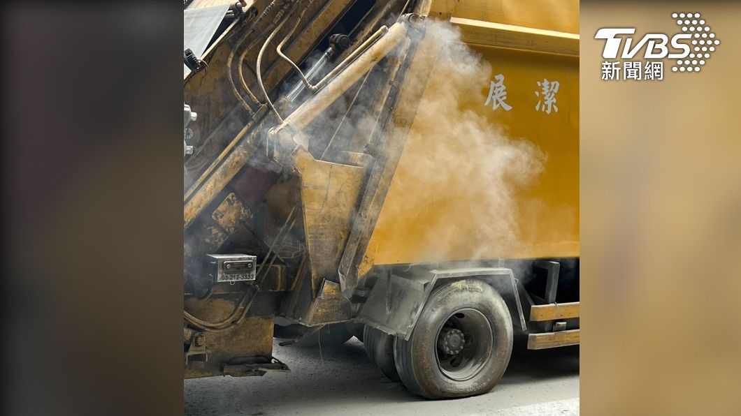 車輪爆胎竄濃煙。(圖/TVBS)