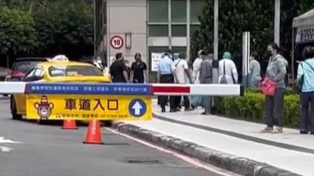 男子欲查詢PCR篩檢結果前往醫院篩檢站。(圖/民眾提供)