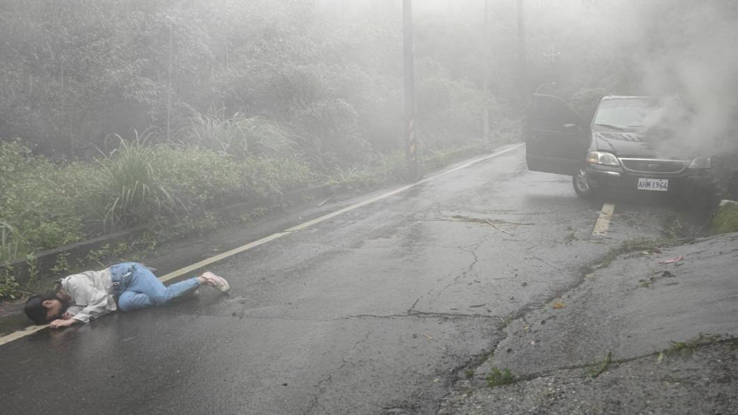 女星開車上山「剎車失靈」自撞山壁 車子爆炸全毀她竟嗨翻