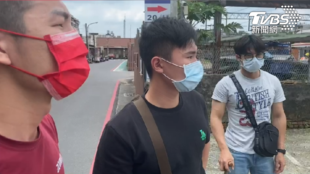 民眾經提醒後才看到不找零公告。（圖／TVBS）