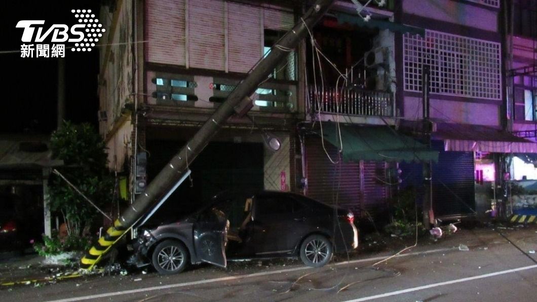 深夜自撞！電線桿斷根、險壓駕駛　一吹「又是酒駕」